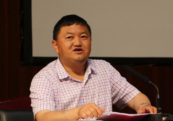 西藏阿里地区地委组织部常务副部长、编制办主任李平作为学生家长代表发言 西藏阿里地区地委组织部常务副部长、编制办主任李平作为学生家长代表发言