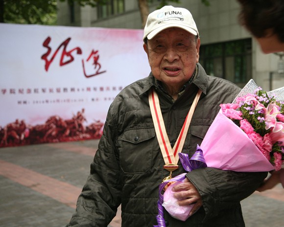 冯文耀老同志在我校纪念长征胜利80周年主题展板前留影。唐宇明摄 冯文耀老同志在我校纪念长征胜利80周年主题展板前留影。唐宇明摄