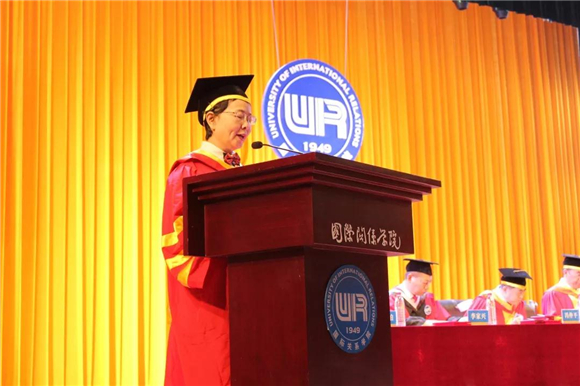 副校长吴慧宣读2019届研究生毕业生准予毕业决定 副校长吴慧宣读2019届研究生毕业生准予毕业决定