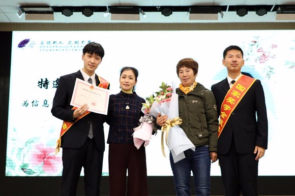 10丁冠祺、刘旭的母亲与孩子颁奖合影 10丁冠祺、刘旭的母亲与孩子颁奖合影
