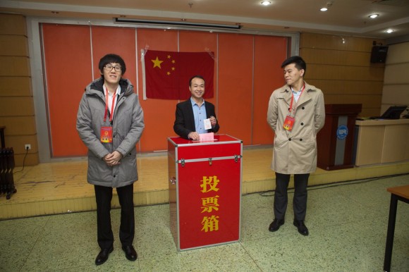 公管系温余荣老师投出第一张选票 公管系温余荣老师投出第一张选票