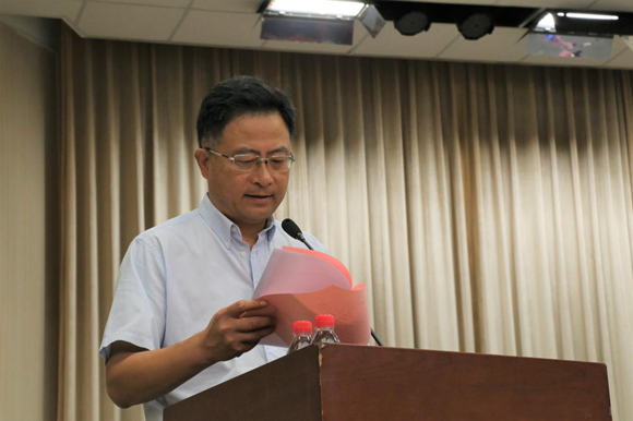 郭惠民副校长宣读上级机关致我校教师的慰问信 郭惠民副校长宣读上级机关致我校教师的慰问信