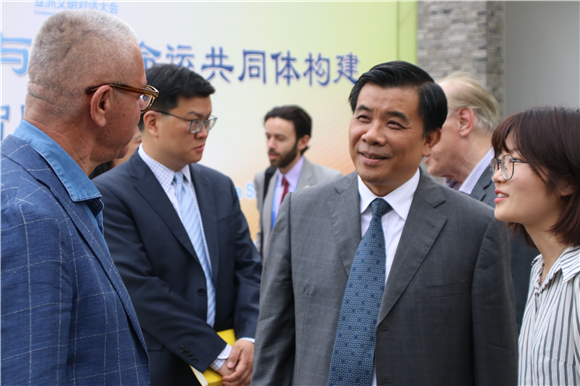 韦春江书记同与会专家交流 韦春江书记同与会专家交流