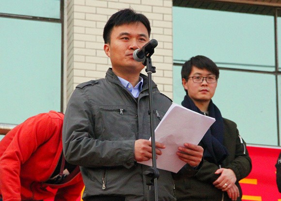 团委书记吴启春宣布比赛开始 团委书记吴启春宣布比赛开始