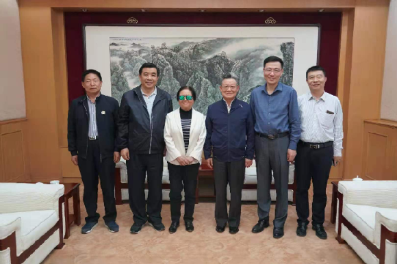 校领导与沙祖康大使和夫人进行会见并合影 校领导与沙祖康大使和夫人进行会见并合影