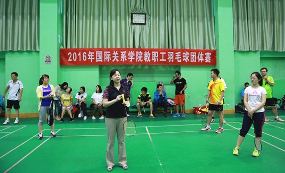 校工会常务副主席胡凤玲宣布比赛开始 校工会常务副主席胡凤玲宣布比赛开始