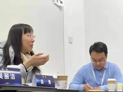 5外语学院辅导员苗青同志参加分组谈论 5外语学院辅导员苗青同志参加分组谈论
