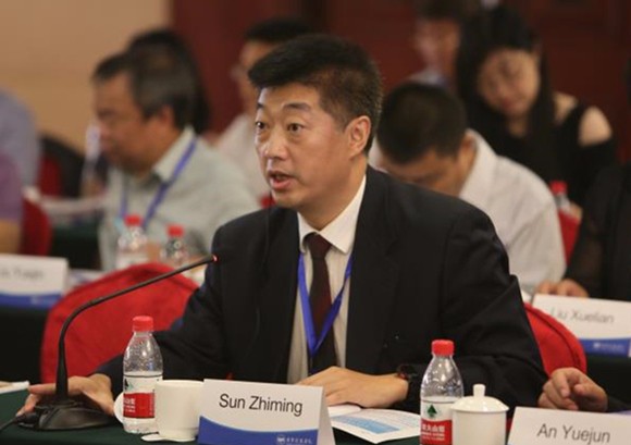 孙志明副校长主持议题讨论 孙志明副校长主持议题讨论