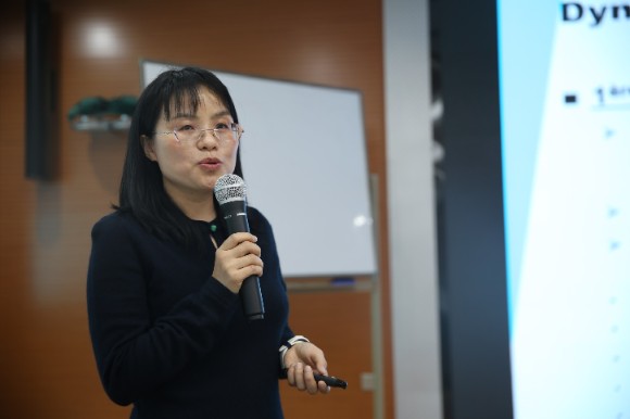 刘天南老师进行现场展示 刘天南老师进行现场展示