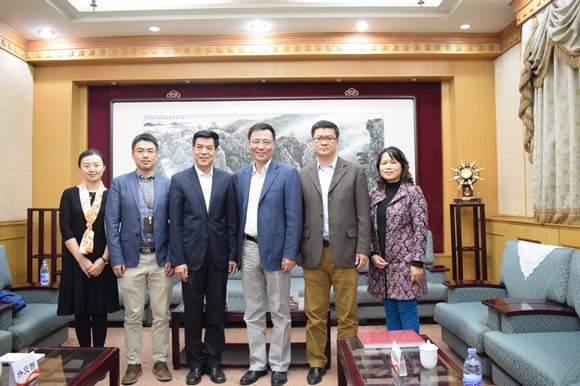 参与座谈的外交部和我校相关负责同志合影留念 参与座谈的外交部和我校相关负责同志合影留念
