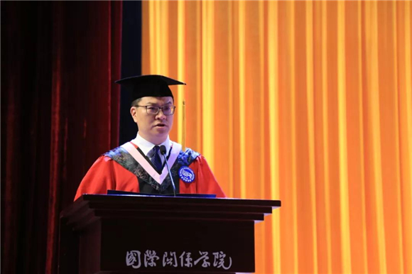 校长助理达巍宣读2019届本科毕业生获奖名 校长助理达巍宣读2019届本科毕业生获奖名