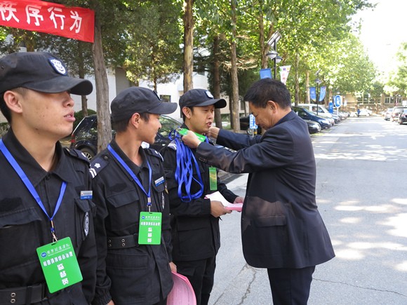 李家兴副校长为监督员配发胸牌 李家兴副校长为监督员配发胸牌