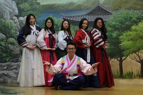 见学团成员试穿韩式服装 见学团成员试穿韩式服装