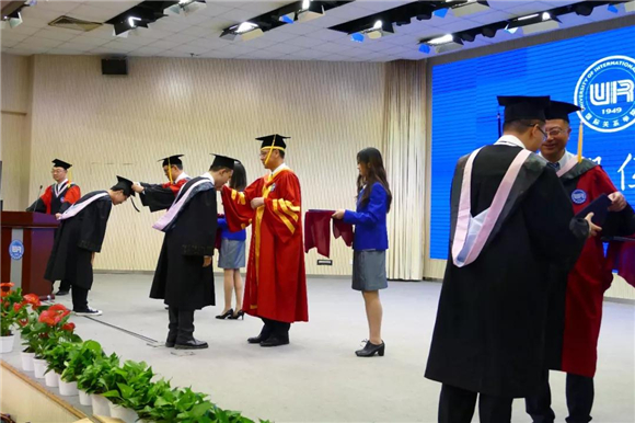陶坚教授、郭惠民教授、达巍教授为学士学位获得者和辅修学位获得者拨穗正冠、颁发证书并合影留念。 陶坚教授、郭惠民教授、达巍教授为学士学位获得者和辅修学位获得者拨穗正冠、颁发证书并合影留念。