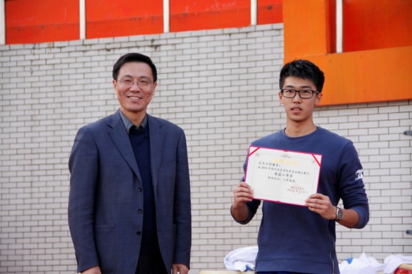 陶坚校长为文传系颁发一等奖奖状 陶坚校长为文传系颁发一等奖奖状