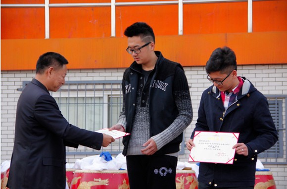 李家兴副校长为信科学院、国政系颁发二等奖奖状 李家兴副校长为信科学院、国政系颁发二等奖奖状