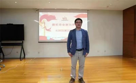 李教授参加全民国家安全教育日活动 李教授参加全民国家安全教育日活动