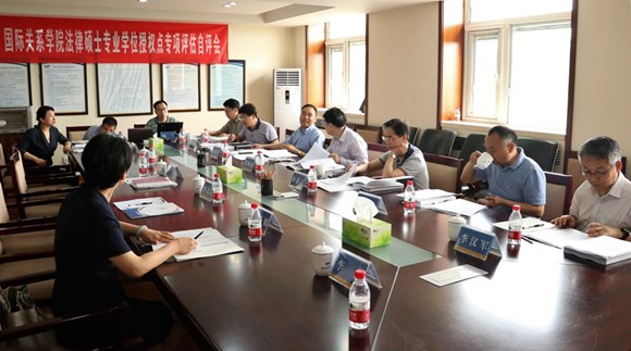 专家组成员进行闭门评审 专家组成员进行闭门评审