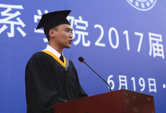 8毕业生代表杜秋伯同学发言 8毕业生代表杜秋伯同学发言