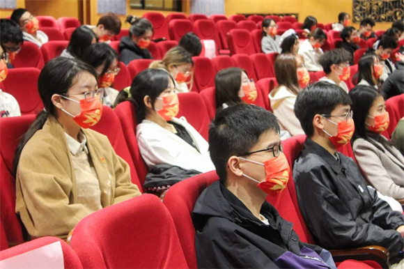 经院学生党员代表和入党积极分子代表在礼堂观看直播 经院学生党员代表和入党积极分子代表在礼堂观看直播