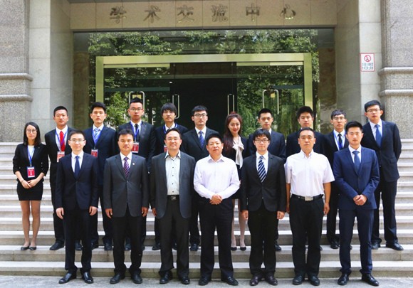 与会领导、嘉宾、我校及兄弟院校学生代表合影 与会领导、嘉宾、我校及兄弟院校学生代表合影
