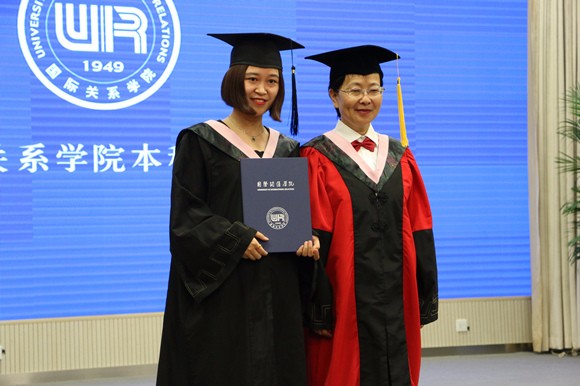 4吴慧副校长为毕业生颁发学位证书 4吴慧副校长为毕业生颁发学位证书