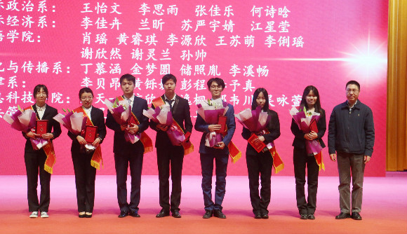 图书馆馆长冯幼民老师为校级奖学金获奖学生代表颁奖 图书馆馆长冯幼民老师为校级奖学金获奖学生代表颁奖